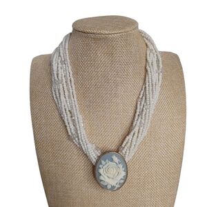 AVON VINTAGE NINA RICCI VICTORIAN WHITE ROSE BLUE CAMEO CHOKER